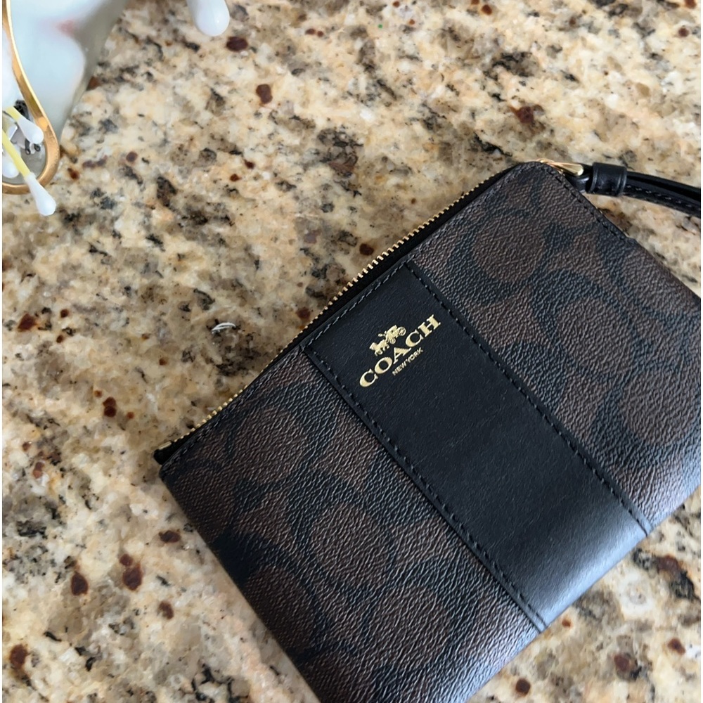 New with tags. 4x6 in. Perfect size for money small makeup bag or Credit cards.